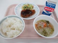 さかなのフライ　千切りキャベツのサラダ　野菜スープ
