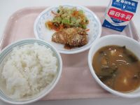 鶏のパン粉焼き　おかか和え　みそ汁