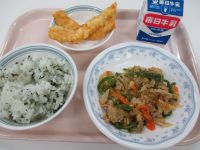 わかめご飯　いかの天ぷら　チンジャオロース