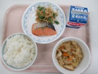 鮭の塩焼き　いんげんのごま和え　キャベツと厚揚げの煮物