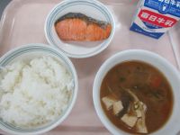 鮭の塩焼き　豚汁