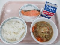 鮭の塩焼き　キャベツと厚揚げの煮物