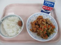 鶏のから揚げ　チンジャオロース　梅干し（梅干しは県から頂いたものです）