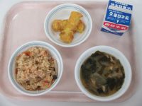 炊き込みご飯　ちくわの黄金揚げ　みそ汁