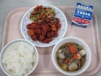 マグロのケチャップ煮　塩昆布和え　けんちん汁