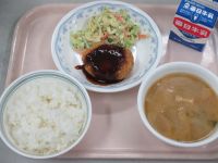 コロッケ　せん切りキャベツのサラダ　みそ汁
