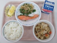 鮭の塩焼き　いんげんのごま和え　厚揚げの煮物　りんご☆今日のりんごは、今年７月に新宮市と友好都市になりました岩手県一関市から届けられたりんごです。