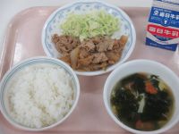 豚肉の生姜焼き　ボイルキャベツ　わかめスープ