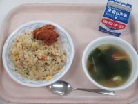 焼き飯　わかめスープ　鶏のから揚げ