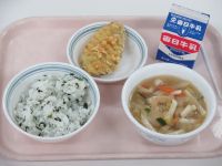 わかめご飯　かやくうどん　さつまいもの天ぷら