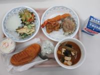 ６年生お楽しみ給食（わかめご飯・揚げパン・鶏のレモン揚げ・ジャンボしゅうまい・エビフライ・ツナ和え・マカロニサラダ・カルピス寒天・コーヒーゼリー）