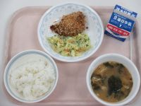 鶏肉のパン粉焼き　キャベツのサラダ　みそしる