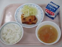 鶏の照り焼き　茹でキャベツ　オニオンスープ