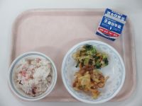 うめちりご飯　ウインナーのかき揚げ　ツナ和え