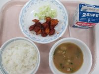 マグロのケチャップ煮　茹でキャベツ　豚汁