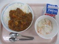 カレーライス　フルーツヨーグルト