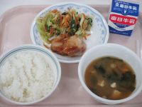 鶏肉の照り焼き　小松菜のツナ和え　みそ汁　※今日の小松菜は新宮市で採れたものです