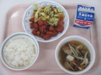 マグロのケチャップ煮　塩昆布和え　けんちん汁