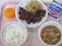 くじらの竜田揚げ　ナムル　みそ汁　みかん
