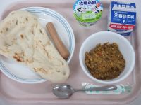 ナン　キーマカレー　ボイルウインナー　ヨーグルト