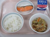 鮭の塩焼き　厚揚げの煮物