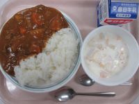 カレーライス　フルーツヨーグルト