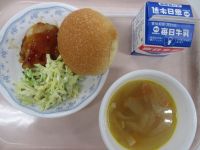 バンズパン　鶏肉の照り焼き　キャベツのサラダ　オニオンスープ※今日のパンは和歌山県内産小麦を使用しています。