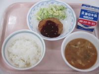 コロッケ　キャベツのサラダ　みそ汁