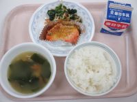 鮭のマヨネーズ焼き　ごま和え　わかめスープ