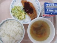 なまずのフライ　キャベツのサラダ　ジビエウインナーのスープ