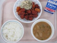 マグロのケチャップ煮　ごぼうサラダ　みそ汁