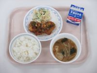 ユーリンチー　マカロニサラダ　みそ汁