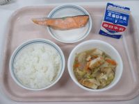 鮭の塩焼き　厚揚げの煮物