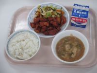 マグロのケチャップ煮　塩昆布和え　みそ汁