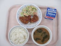 とりのレモン揚げ　マカロニサラダ　みそ汁