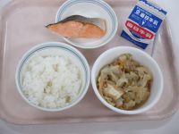 鮭の塩焼き　厚揚げの煮物