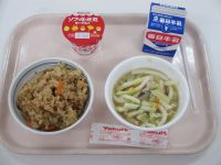 炊き込みご飯　かやくうどん　ヨーグルト