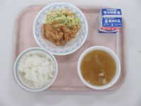 鶏のから揚げ　キャベツのサラダ　オニオンスープ