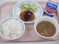 コロッケ　キャベツのサラダ　みそ汁