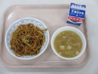 焼きそば　わかめスープ