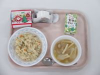 チキンピラフ　マカロニスープ　チョコレートケーキ　野菜ジュース（白ぶどう）
