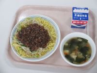 ジャージャー麺　わかめスープ