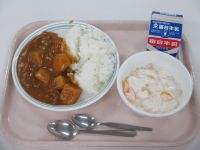 カレーライス　フルーツヨーグルト