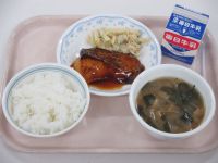 ブリヒラのてりやき　マカロニサラダ　みそ汁