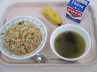 焼き飯　わかめスープ　バナナ