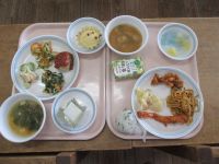 ◎６年生　お楽しみ給食（バイキング形式）わかめご飯　焼きそば　鶏のレモン揚げ　豆腐ハンバーグ　エビフライ　ジャーマンポテト　ごま和え　ナムル　ツナポテトサラダ　みそ汁　中華スープ　カルピス寒天　サイダーゼリー　プチカップケーキ　白ぶどうジュース