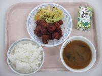 マグロのケチャップ煮　塩昆布和え　みそ汁　白ぶどうジュース