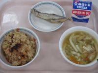 炊き込みご飯　ししゃものから揚げ　かやくうどん