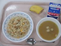 焼き飯　中華スープ　バナナ
