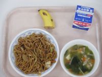 焼きそば　わかめスープ　バナナ